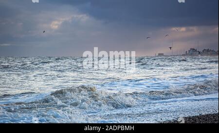 Aldeburgh fronte mare su una selvaggia gli inverni di giorno Foto Stock