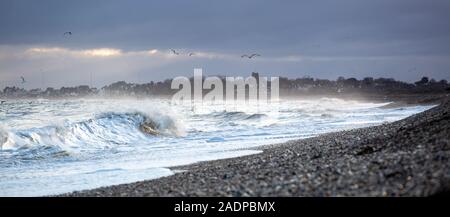 Aldeburgh fronte mare su una selvaggia gli inverni di giorno Foto Stock