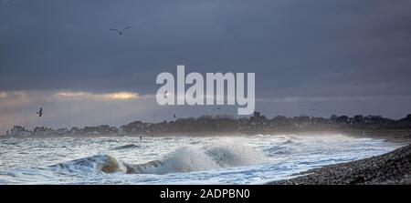 Aldeburgh fronte mare su una selvaggia gli inverni di giorno Foto Stock