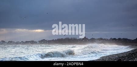 Aldeburgh fronte mare su una selvaggia gli inverni di giorno Foto Stock