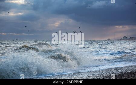 Aldeburgh fronte mare su una selvaggia gli inverni di giorno Foto Stock