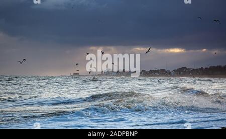 Aldeburgh fronte mare su una selvaggia gli inverni di giorno Foto Stock