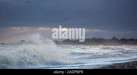 Aldeburgh fronte mare su una selvaggia gli inverni di giorno Foto Stock