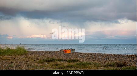 Aldeburgh fronte mare su una selvaggia gli inverni di giorno Foto Stock