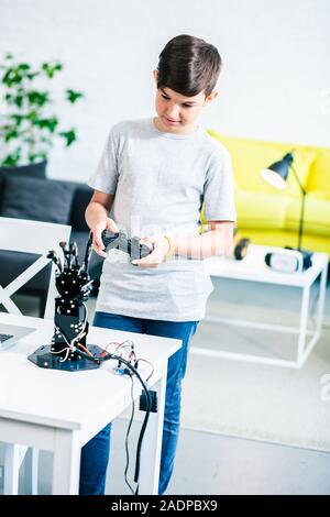 Smart little boy prova il suo nuovo dispositivo moderno Foto Stock