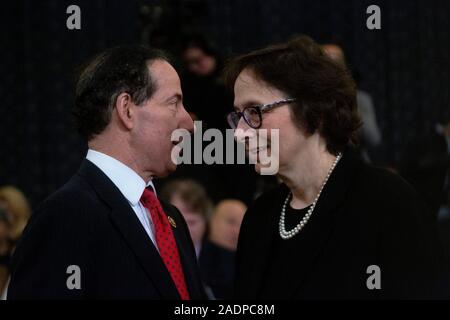 Diritto costituzionale expert Pamela Karlan, dell'Università di Stanford parla al rappresentante degli Stati Uniti Jamie Raskin (Democratico del Maryland) prima testimonianza prima gli Stati Uniti Casa Comitato per il potere giudiziario sul Campidoglio di Washington, DC, Stati Uniti Mercoledì, 4 dicembre 2019. Credito: Stefani Reynolds/CNP | Utilizzo di tutto il mondo Foto Stock