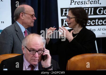 Washington, Stati Uniti d'America. 04 Dic, 2019. Diritto costituzionale expert Pamela Karlan, dell'Università di Stanford parla al rappresentante degli Stati Uniti Steve Cohen (Democratico del Tennessee) prima testimonianza prima gli Stati Uniti Casa Comitato per il potere giudiziario sul Campidoglio di Washington, DC, Stati Uniti Mercoledì, 4 dicembre 2019. Credito: Stefani Reynolds/CNP | Utilizzo di credito in tutto il mondo: dpa/Alamy Live News Foto Stock