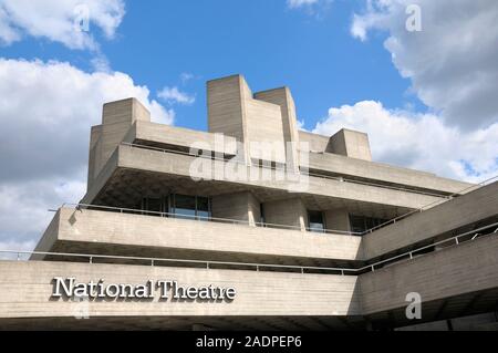 Esterno del Royal National Theatre, South Bank di Londra, Inghilterra, Regno Unito. Architetto: Denys Lasdun Foto Stock