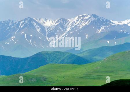 Vista verso il Monte Kaputzukh entro il Zangezur membro santuario di Armenia Azerbaijan confine, Provincia di Syunik, Armenia Foto Stock