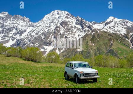 Picco Ailama dal Pass Zagari, Kolrudashi, Racha-Lechkhumi e Kvemo Svaneti regione, Georgia. Foto Stock