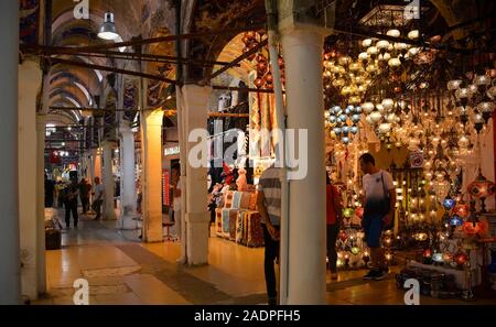 Istanbul, Turchia - 9 settembre 2019. Una delle molte strade del centro storico Grand Bazaar di Istanbul Foto Stock