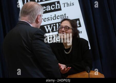 Diritto costituzionale expert Pamela Karlan, dell'Università di Stanford parla al rappresentante degli Stati Uniti F. James Sensenbrenner (Repubblicano del Wisconsin) prima testimonianza prima gli Stati Uniti Casa Comitato per il potere giudiziario sul Campidoglio di Washington, DC, Stati Uniti Mercoledì, 4 dicembre 2019. Credito: Stefani Reynolds/CNP /MediaPunch Foto Stock