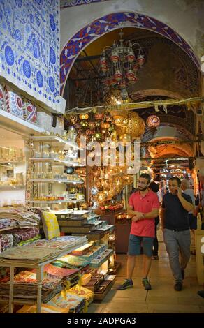 Istanbul, Turchia - 9 settembre 2019. I turisti a piedi attorno allo storico Grand Bazaar di Istanbul Foto Stock