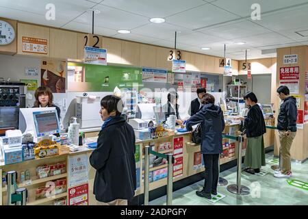 Interno di Hakodate osservatorio area shop, Turisti acquistare souvenir qui. Famoso punto panoramico nel mondo. Hakodate, Hokkaido, Giappone Foto Stock