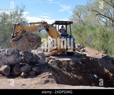 Claudia Artemiza Pavlovich Arellano, governatore del suono fatto un tour del ponte del comune di Huas‡bas, sonora che è stata colpita e chiuso dal flusso di acqua piovana. (Foto: NortePhoto.com) Claudia Artemiza Pavlovich Arellano, gobernadora de sonora realizo onu recorrido por el puente del municipio de Huas‡bas, Sonora que fue afectado cerrado y por el caudal de agua de las lluvias. Foto Stock