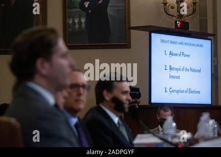 Diritto costituzionale esperti Noah Feldman, dell'Università di Harvard, Pamela Karlan, dell'Università di Stanford, Michael Gerhardt, dell'Università della Carolina del Nord, e Jonathan Turley del George Washington University Law School, testimoniare prima gli Stati Uniti Casa Comitato per il potere giudiziario sul Campidoglio di Washington, DC, Stati Uniti Mercoledì, 4 dicembre 2019. Credito: Stefani Reynolds/CNP /MediaPunch Foto Stock