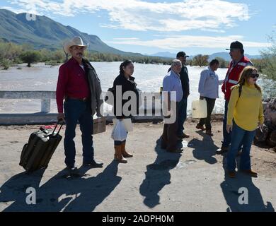 Claudia Artemiza Pavlovich Arellano, governatore del suono fatto un tour del ponte del comune di Huas‡bas, sonora che è stata colpita e chiuso dal flusso di acqua piovana. (Foto: NortePhoto.com) Claudia Artemiza Pavlovich Arellano, gobernadora de sonora realizo onu recorrido por el puente del municipio de Huas‡bas, Sonora que fue afectado cerrado y por el caudal de agua de las lluvias. Foto Stock
