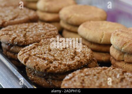 Assortimento di pane appena sfornato vari cookie impilati Foto Stock