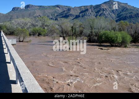 Inondazioni in strade, ponti e tenute nel comune di Huas‡bas, Sonora. Effetti sul flusso di acqua piovana che trabocca di fiumi e torrenti in Sonora. (Foto: NortePhoto.com) inundaciones en caminos, Puentes y parcelas en el municipio de Huas‡bas, Sonora. Afectaciones por el caudal de agua de las lluvias que desbordo rios y arroyos en Sonora. (Foto: NortePhoto.com) Foto Stock