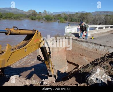 Claudia Artemiza Pavlovich Arellano, governatore del suono fatto un tour del ponte del comune di Huas‡bas, sonora che è stata colpita e chiuso dal flusso di acqua piovana. (Foto: NortePhoto.com) Claudia Artemiza Pavlovich Arellano, gobernadora de sonora realizo onu recorrido por el puente del municipio de Huas‡bas, Sonora que fue afectado cerrado y por el caudal de agua de las lluvias. Foto Stock