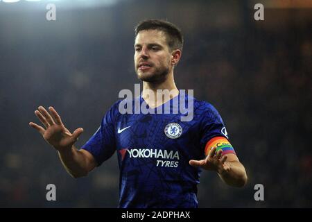 Londra, Regno Unito. 04 Dic, 2019. Cesar Azpilicueta del Chelsea guarda a. Premier League, Chelsea v Aston Villa a Stadio Stamford Bridge di Londra il Mercoledì 4 dicembre 2019. Questa immagine può essere utilizzata solo per scopi editoriali. Solo uso editoriale, è richiesta una licenza per uso commerciale. Nessun uso in scommesse, giochi o un singolo giocatore/club/league pubblicazioni. pic da Steffan Bowen/Andrew Orchard fotografia sportiva/Alamy Live news Credito: Andrew Orchard fotografia sportiva/Alamy Live News Foto Stock