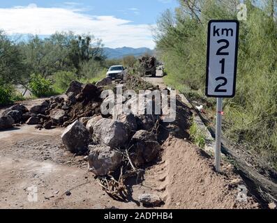 Claudia Artemiza Pavlovich Arellano, governatore del suono fatto un tour del ponte del comune di Huas‡bas, sonora che è stata colpita e chiuso dal flusso di acqua piovana. (Foto: NortePhoto.com) Claudia Artemiza Pavlovich Arellano, gobernadora de sonora realizo onu recorrido por el puente del municipio de Huas‡bas, Sonora que fue afectado cerrado y por el caudal de agua de las lluvias. Foto Stock