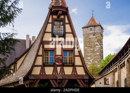 Altes Fachwerkhaus a Rothenburg ob der Tauber, Bayern, Deutschland Foto Stock