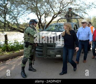 Claudia Artemiza Pavlovich Arellano, governatore del suono fatto un tour del ponte del comune di Huas‡bas, sonora che è stata colpita e chiuso dal flusso di acqua piovana. (Foto: NortePhoto.com) Claudia Artemiza Pavlovich Arellano, gobernadora de sonora realizo onu recorrido por el puente del municipio de Huas‡bas, Sonora que fue afectado cerrado y por el caudal de agua de las lluvias. Foto Stock