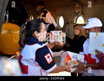 Claudia Artemiza Pavlovich Arellano, governatore del suono fatto un tour del ponte del comune di Huas‡bas, sonora che è stata colpita e chiuso dal flusso di acqua piovana. (Foto: NortePhoto.com) Claudia Artemiza Pavlovich Arellano, gobernadora de sonora realizo onu recorrido por el puente del municipio de Huas‡bas, Sonora que fue afectado cerrado y por el caudal de agua de las lluvias. Cruz Roja entrega despensas. Foto Stock