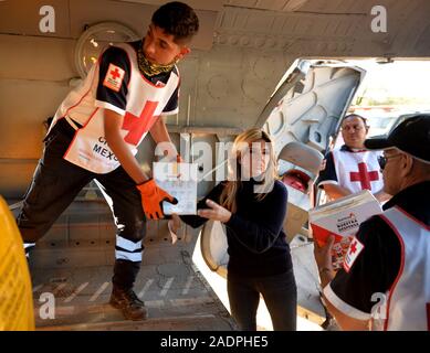 Claudia Artemiza Pavlovich Arellano, governatore del suono fatto un tour del ponte del comune di Huas‡bas, sonora che è stata colpita e chiuso dal flusso di acqua piovana. (Foto: NortePhoto.com) Claudia Artemiza Pavlovich Arellano, gobernadora de sonora realizo onu recorrido por el puente del municipio de Huas‡bas, Sonora que fue afectado cerrado y por el caudal de agua de las lluvias. Cruz Roja entrega despensas. Foto Stock