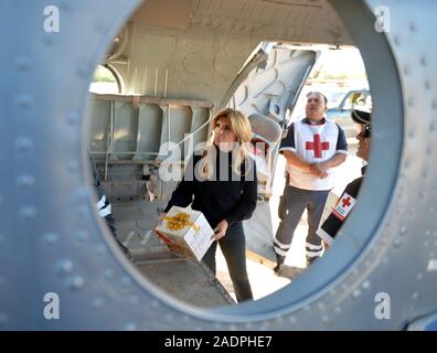 Claudia Artemiza Pavlovich Arellano, governatore del suono fatto un tour del ponte del comune di Huas‡bas, sonora che è stata colpita e chiuso dal flusso di acqua piovana. (Foto: NortePhoto.com) Claudia Artemiza Pavlovich Arellano, gobernadora de sonora realizo onu recorrido por el puente del municipio de Huas‡bas, Sonora que fue afectado cerrado y por el caudal de agua de las lluvias. Cruz Roja entrega despensas. Foto Stock