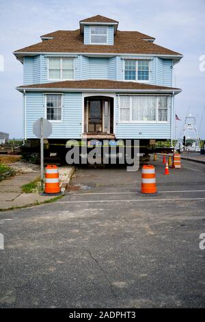 Un'intera casa è stata sollevata in modo da poter essere spostata in un'altra posizione. Attesa in strada. Sul lato della baia di Long Beach Island, NJ Foto Stock