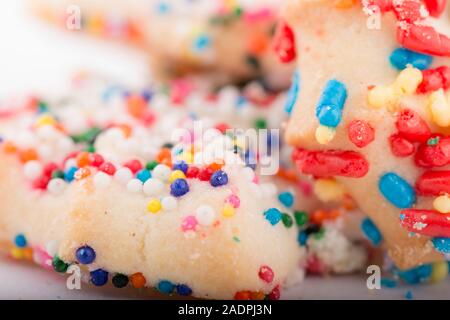 Cookie di zucchero coperto in arcobaleno spruzza closeup Foto Stock