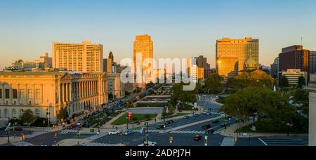 L'ultima luce della sera colpisce gli edifici nel centro cittadino di Philadelphia in Pennsylvania Foto Stock