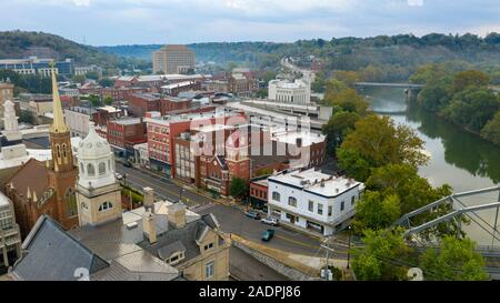 Il Kentucky meandri fluviali lungo il framing del centro cittadino di nucleo urbano di Francoforte KY Foto Stock