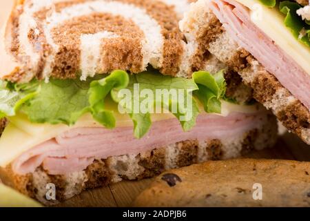 Ruben panino sulle pumpernickel e pane di segale closeup con cookie Foto Stock