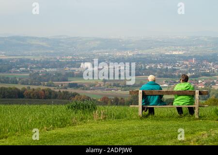 In's Laund eini schaun. Hausruckviertel, Oberösterreich / Guardare nel paese. Hausruckviertel, Austria superiore Foto Stock