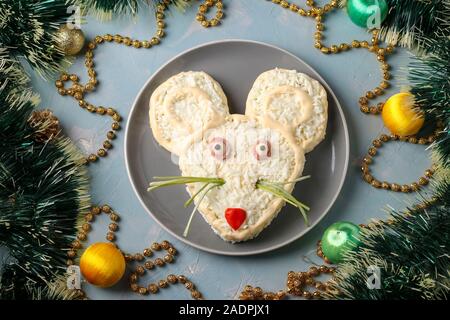 Insalata di festosa Mouse per il 2020 su fondo azzurro, un alimento simbolico per il nuovo anno, Primo Piano, Top View Foto Stock