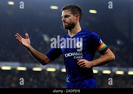 Londra, Regno Unito. 04 Dic, 2019. Cesar Azpilicueta del Chelsea guarda a. Premier League, Chelsea v Aston Villa a Stadio Stamford Bridge di Londra il Mercoledì 4 dicembre 2019. Questa immagine può essere utilizzata solo per scopi editoriali. Solo uso editoriale, è richiesta una licenza per uso commerciale. Nessun uso in scommesse, giochi o un singolo giocatore/club/league pubblicazioni. pic da Steffan Bowen/Andrew Orchard fotografia sportiva/Alamy Live news Credito: Andrew Orchard fotografia sportiva/Alamy Live News Foto Stock