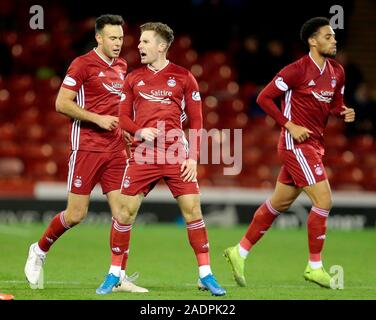 Jon AberdeenÕs Gallagher (centro) celebra il suo punteggio lato del primo obiettivo del gioco durante la Premiership scozzese corrispondono a Pittodrie Stadium, Aberdeen. Foto Stock