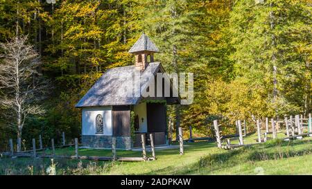 Rot-Kreuz Kapelle nähe Karlhütte am Hengstpass, Oberösterreich Foto Stock