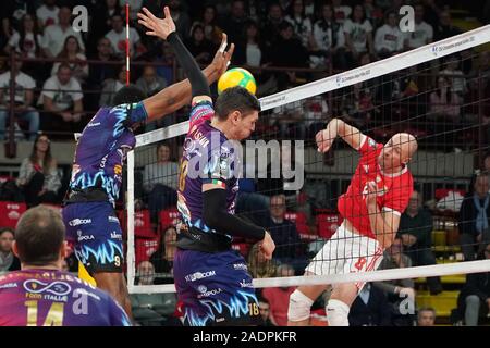 Perugia, Italia. 04 Dic, 2019. Luca gasper hugo fernando (n8 benfica lisboa) spike sir a un blocco durante il Sir Sicoma Monini Perugia vs Benfica Lisbona, Griglia Champions League campionato Gli uomini a Perugia, Italia, Dicembre 04 2019 Credit: Indipendente Agenzia fotografica/Alamy Live News Foto Stock