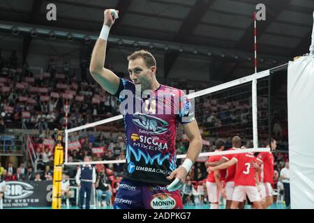 Perugia, Italia. 04 Dic, 2019. aleksandar atanasijevic (n.14 opposta spiker sir safety conad perugia) celebra durante il Sir Sicoma Monini Perugia vs Benfica Lisbona, Griglia Champions League campionato Gli uomini a Perugia, Italia, Dicembre 04 2019 Credit: Indipendente Agenzia fotografica/Alamy Live News Foto Stock