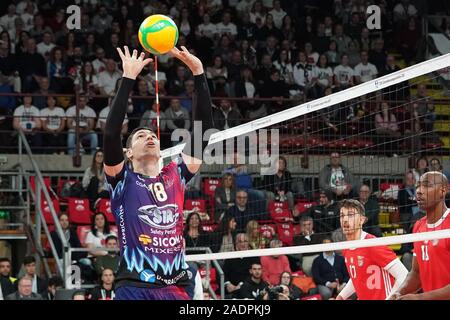 Perugia, Italia. 04 Dic, 2019. mirko podrascanin (n.18 centrale di sicurezza sir conad perugia) impostata durante il Sir Sicoma Monini Perugia vs Benfica Lisbona, Griglia Champions League campionato Gli uomini a Perugia, Italia, Dicembre 04 2019 Credit: Indipendente Agenzia fotografica/Alamy Live News Foto Stock