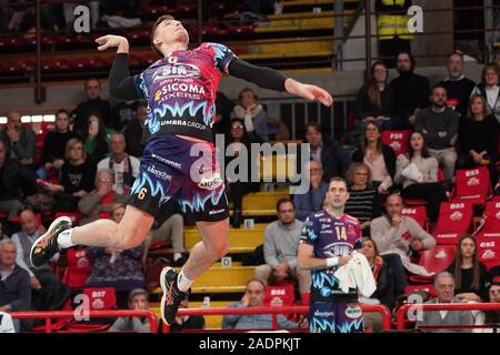 Perugia, Italia. 04 Dic, 2019. Robert quello (n.6 hitter spiker sir safety conad perugia) sul servizio durante la Sir Sicoma Monini Perugia vs Benfica Lisbona, Griglia Champions League campionato Gli uomini a Perugia, Italia, Dicembre 04 2019 Credit: Indipendente Agenzia fotografica/Alamy Live News Foto Stock