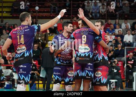 Perugia, Italia. 04 Dic, 2019. sir sicoma monini celebra durante il Sir Sicoma Monini Perugia vs Benfica Lisbona, Griglia Champions League campionato Gli uomini a Perugia, Italia, Dicembre 04 2019 Credit: Indipendente Agenzia fotografica/Alamy Live News Foto Stock