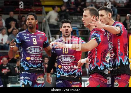 Perugia, Italia. 04 Dic, 2019. sir sicoma monini celebra durante il Sir Sicoma Monini Perugia vs Benfica Lisbona, Griglia Champions League campionato Gli uomini a Perugia, Italia, Dicembre 04 2019 Credit: Indipendente Agenzia fotografica/Alamy Live News Foto Stock