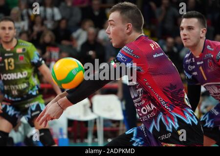 Perugia, Italia. 04 Dic, 2019. tzimafei zhukouski (n.11 palleggiatore sir safety conad perugia) in difesa durante il Sir Sicoma Monini Perugia vs Benfica Lisbona, Griglia Champions League campionato Gli uomini a Perugia, Italia, Dicembre 04 2019 Credit: Indipendente Agenzia fotografica/Alamy Live News Foto Stock