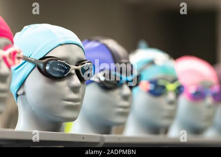 Mosca, Russia, 24 agosto 2019. Occhiali da nuoto. Selezione di occhiali su manichini in negozio. Accessori colorati per il nuoto. Foto Stock