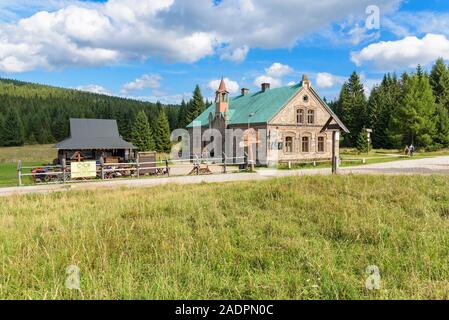 Jakuszyce, Polonia - 11 Settembre 2019: estate vista di costruzione di Orle shelter in polacco Monti Jizera Foto Stock